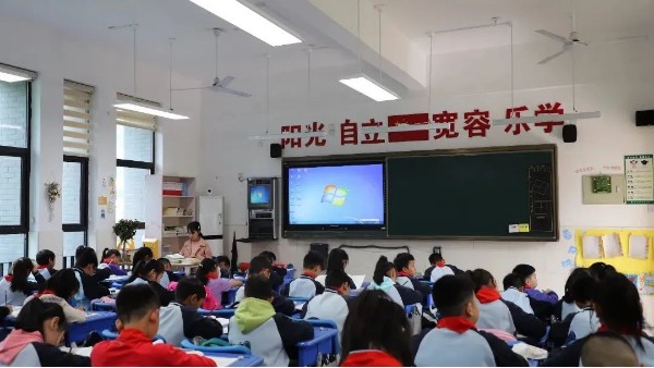 中小学校装上了<i style='color:red'>护眼教室灯具</i>，呵护中小学生“明眸亮睛”